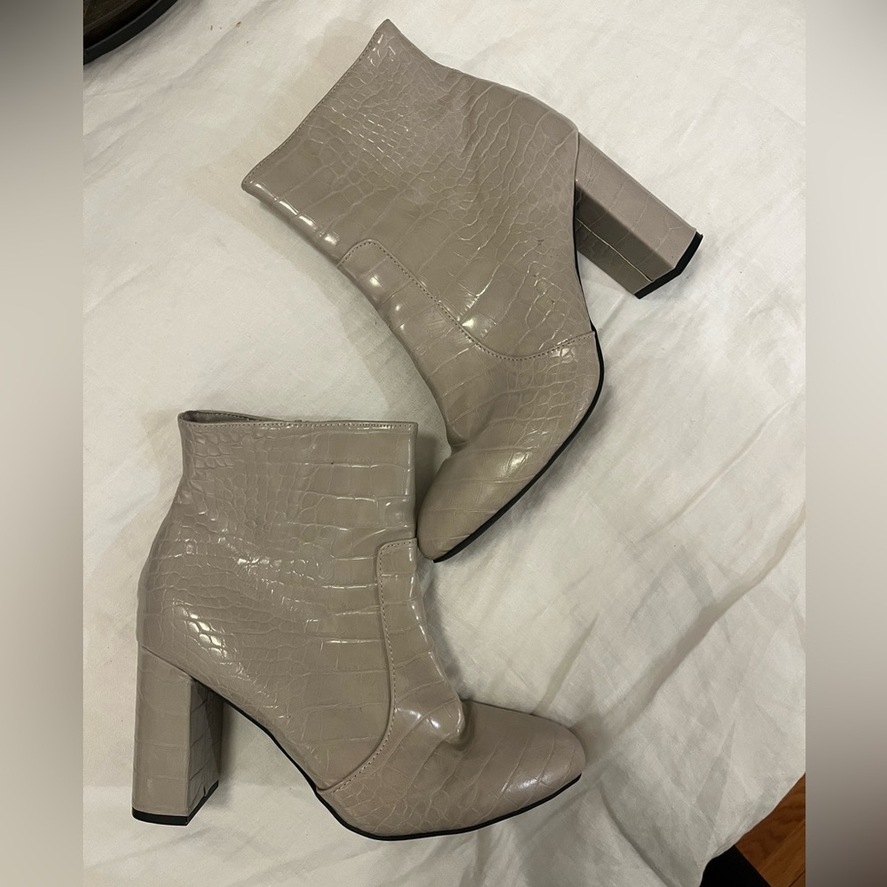 Grey Crocodile-Embossed heeled Ankle Boots size 9! Like new